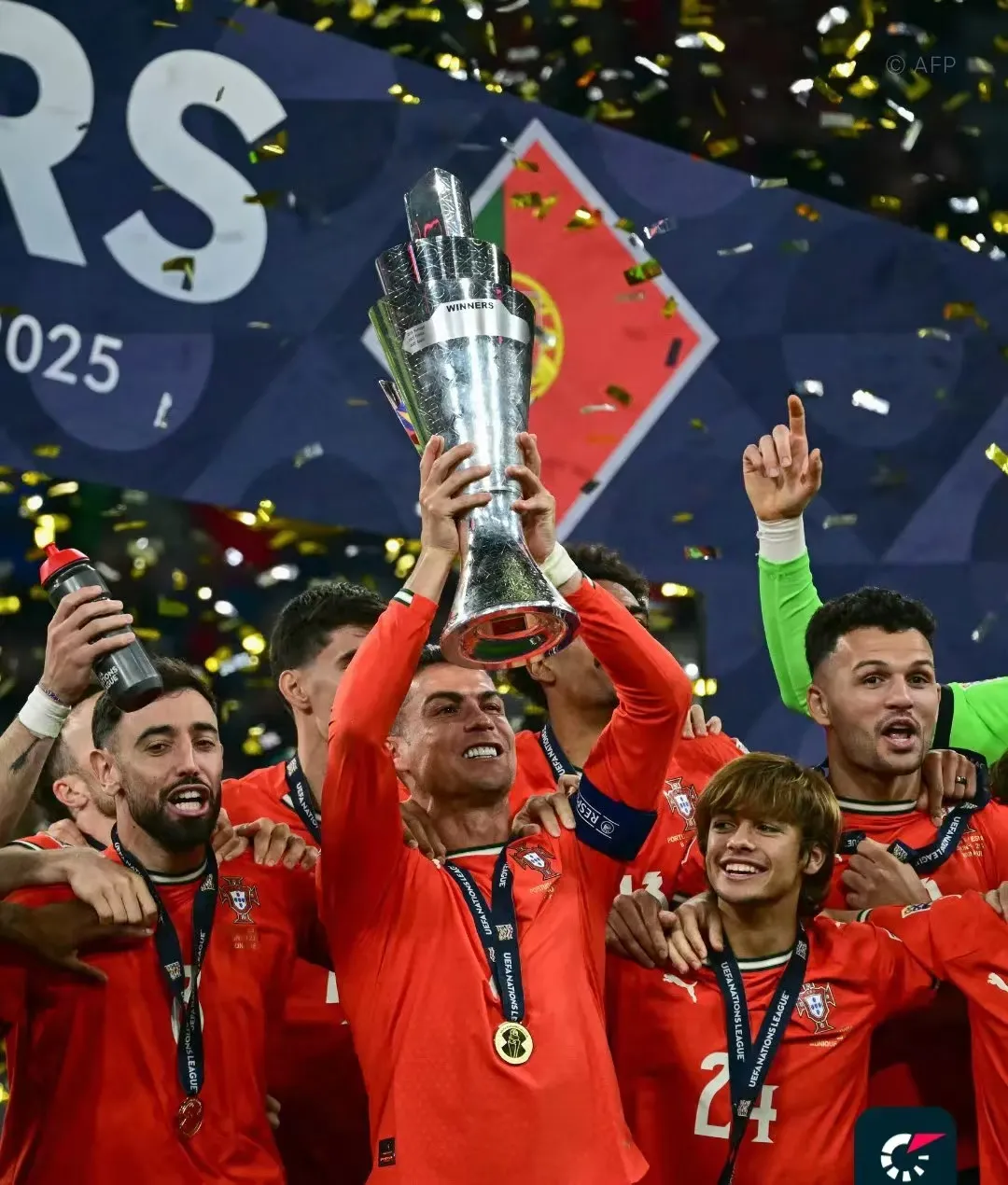 爱游戏体育-葡萄牙遭遇不利，险胜晋级，小组赛悬念增加(葡萄牙的球赛)