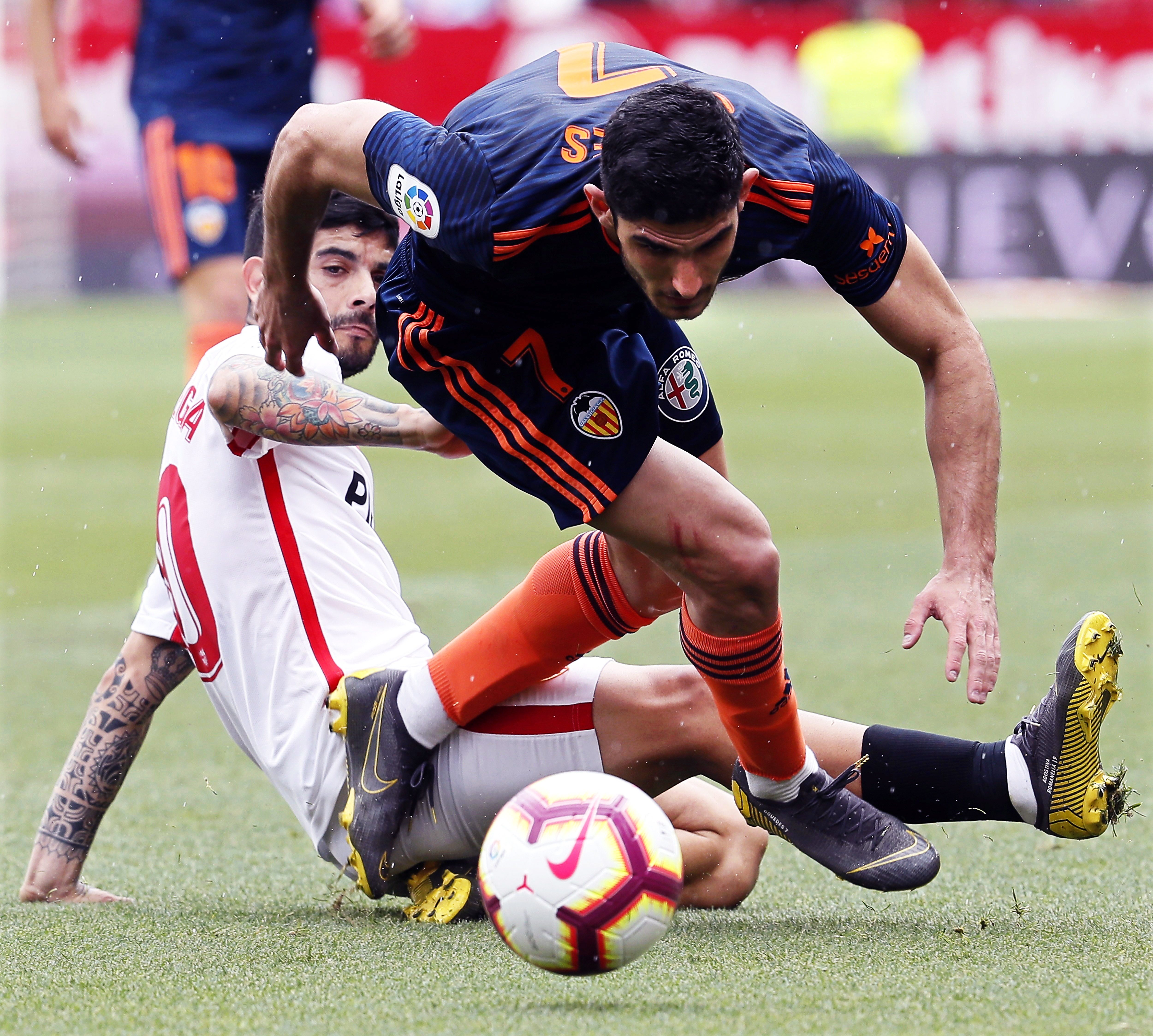 爱游戏官网-热血对决！欧洲足球赛场掀起激情风暴(欧洲足球热身赛)